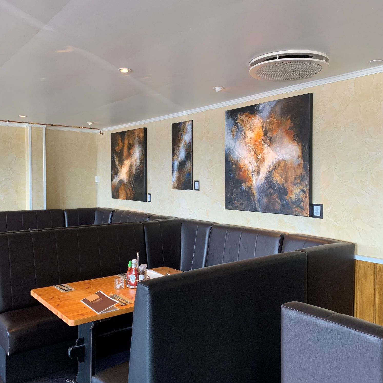 Maleri utstilt Cesars Restaurant og Bar 2023